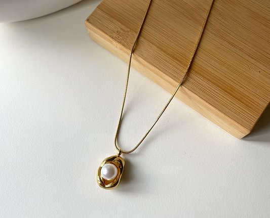 Golden Nest Pearl Necklace